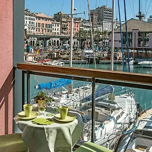 Sull'acqua Del Porto Antico , Genova Italia